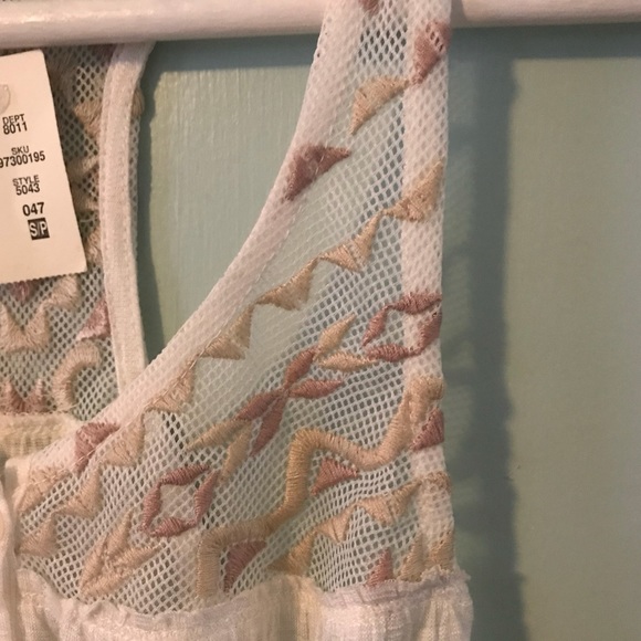 Flowy white embroidered top - Picture 4 of 5